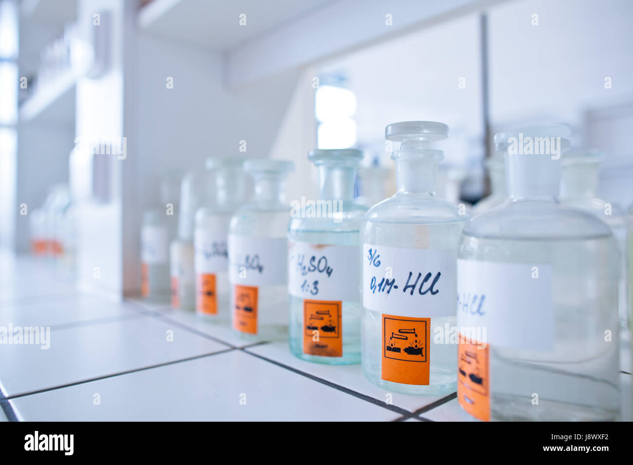 Istruzione, scienza, ricerca, laboratorio di chimica, blu, vetro, calice, Foto Stock