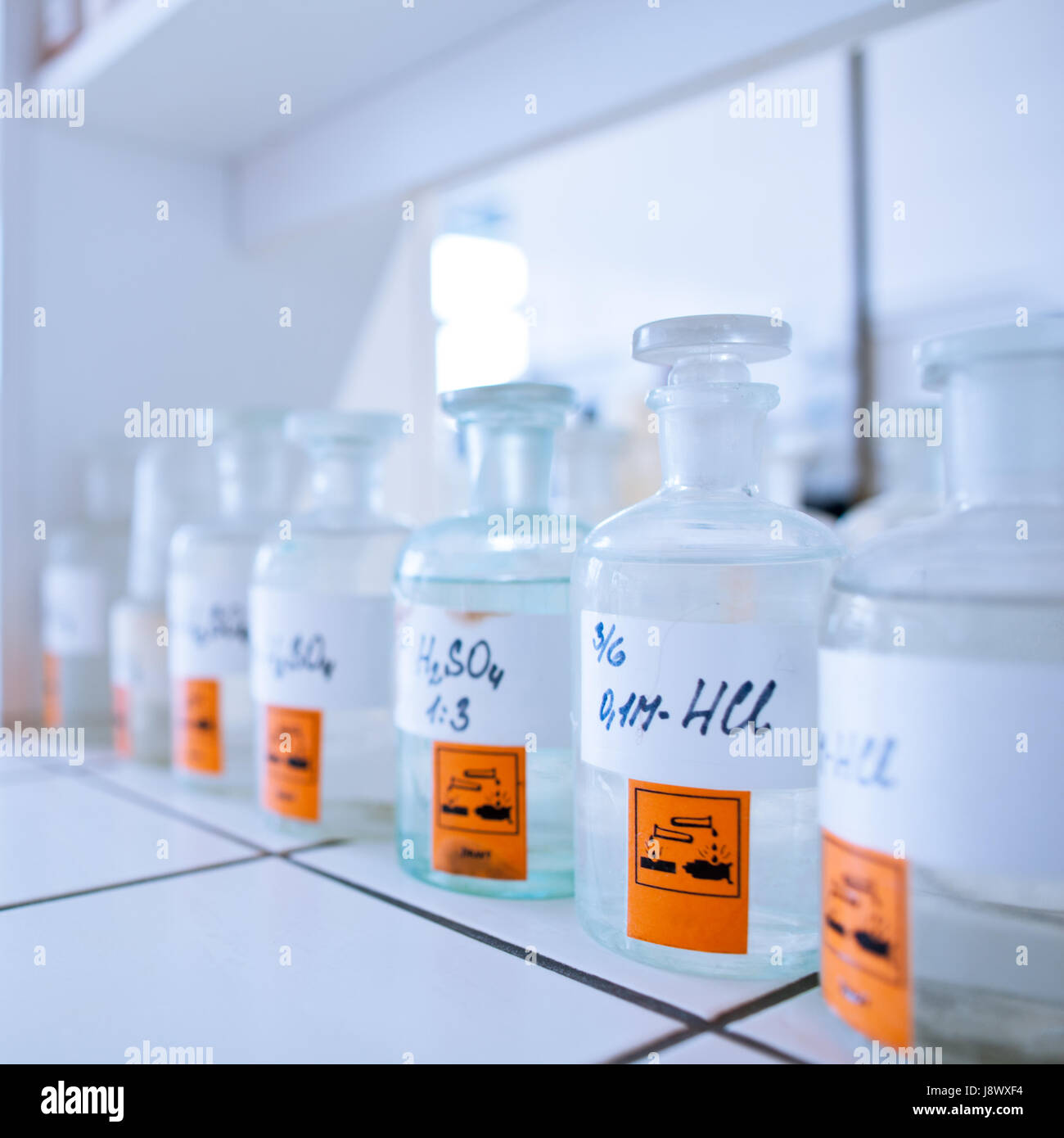 Istruzione, scienza, ricerca, laboratorio di chimica, blu, vetro, calice, Foto Stock