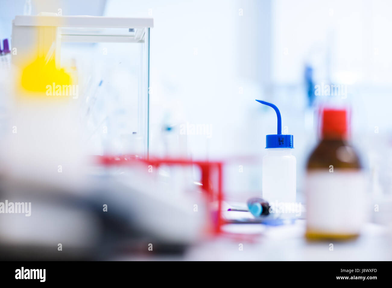 Istruzione, scienza, ricerca, laboratorio di chimica, blu, vetro, calice, Foto Stock