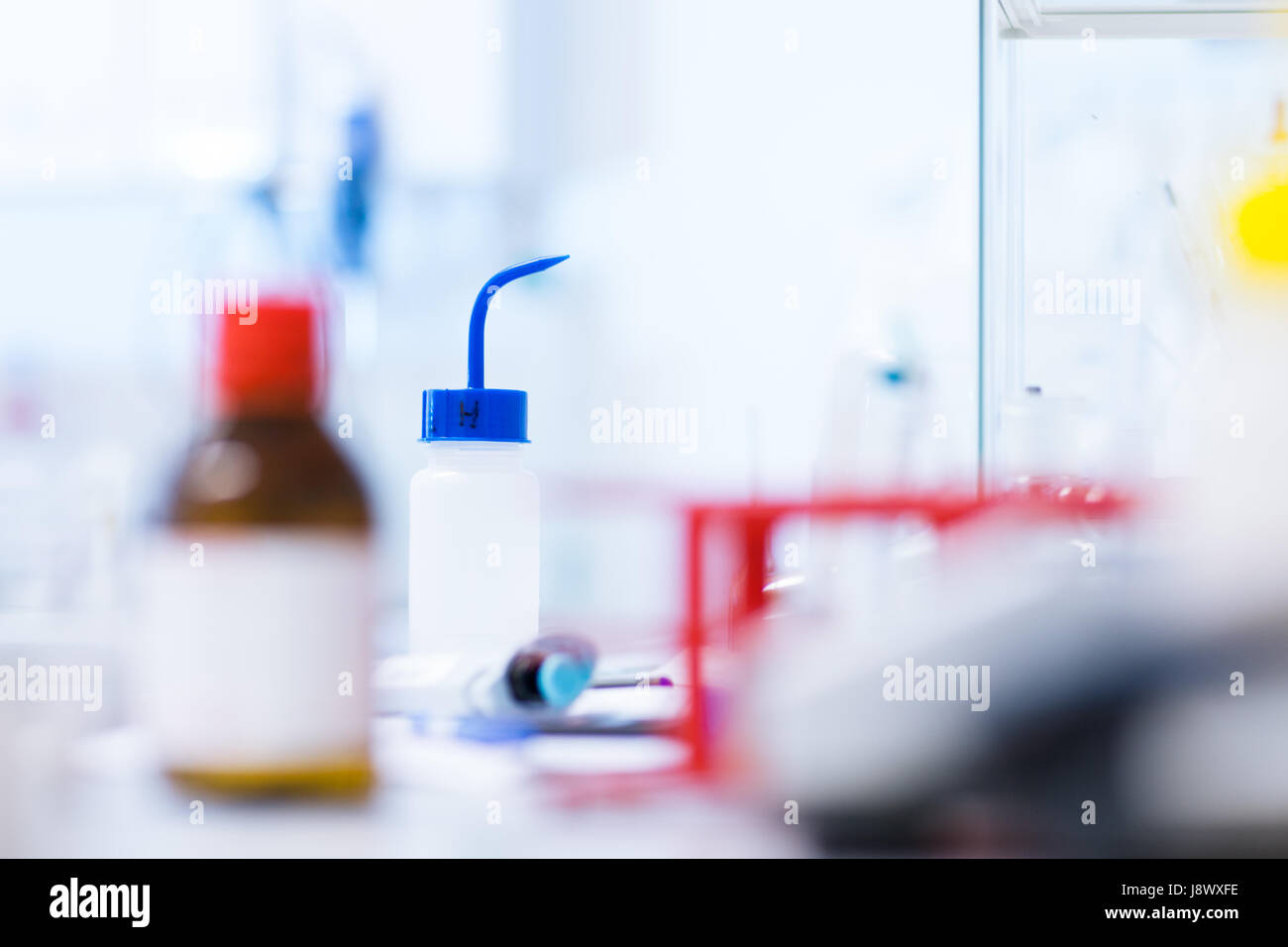 Istruzione, scienza, ricerca, laboratorio di chimica, blu, vetro, calice, Foto Stock