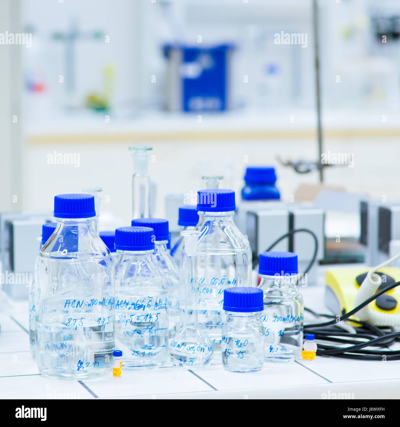 Istruzione, scienza, ricerca, laboratorio di chimica, blu, vetro, calice, Foto Stock