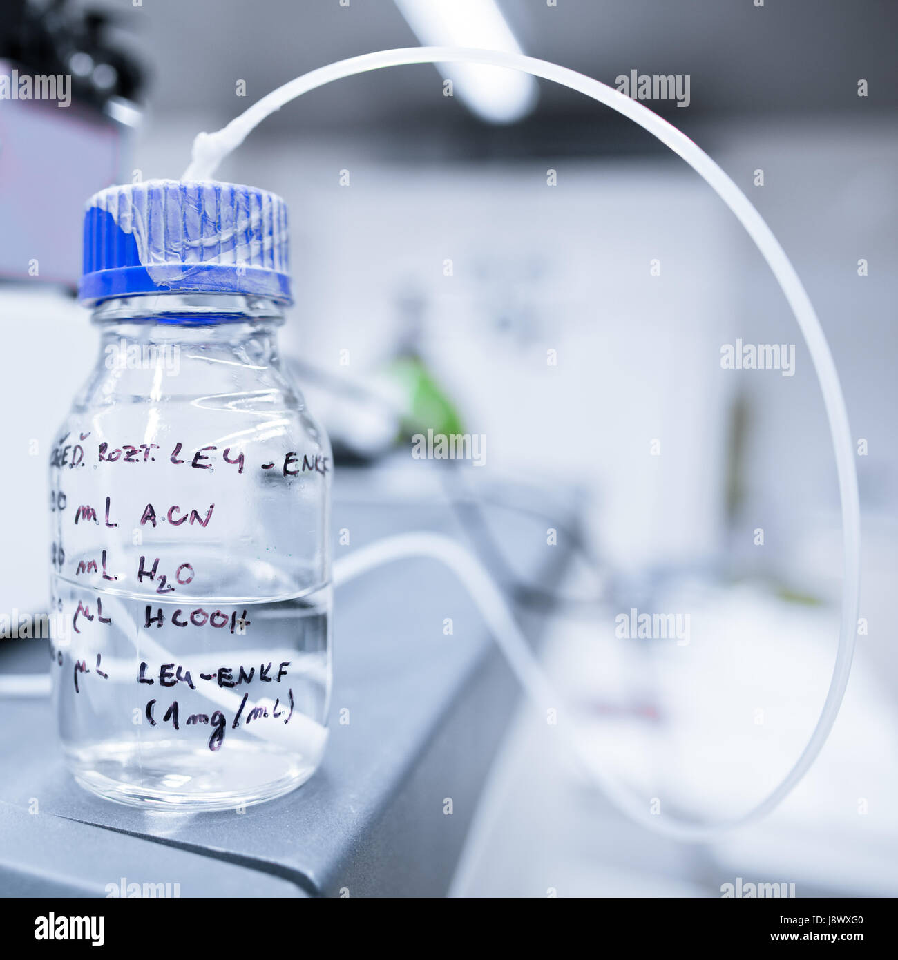 Istruzione, scienza, ricerca, laboratorio di chimica, blu, vetro, calice, Foto Stock