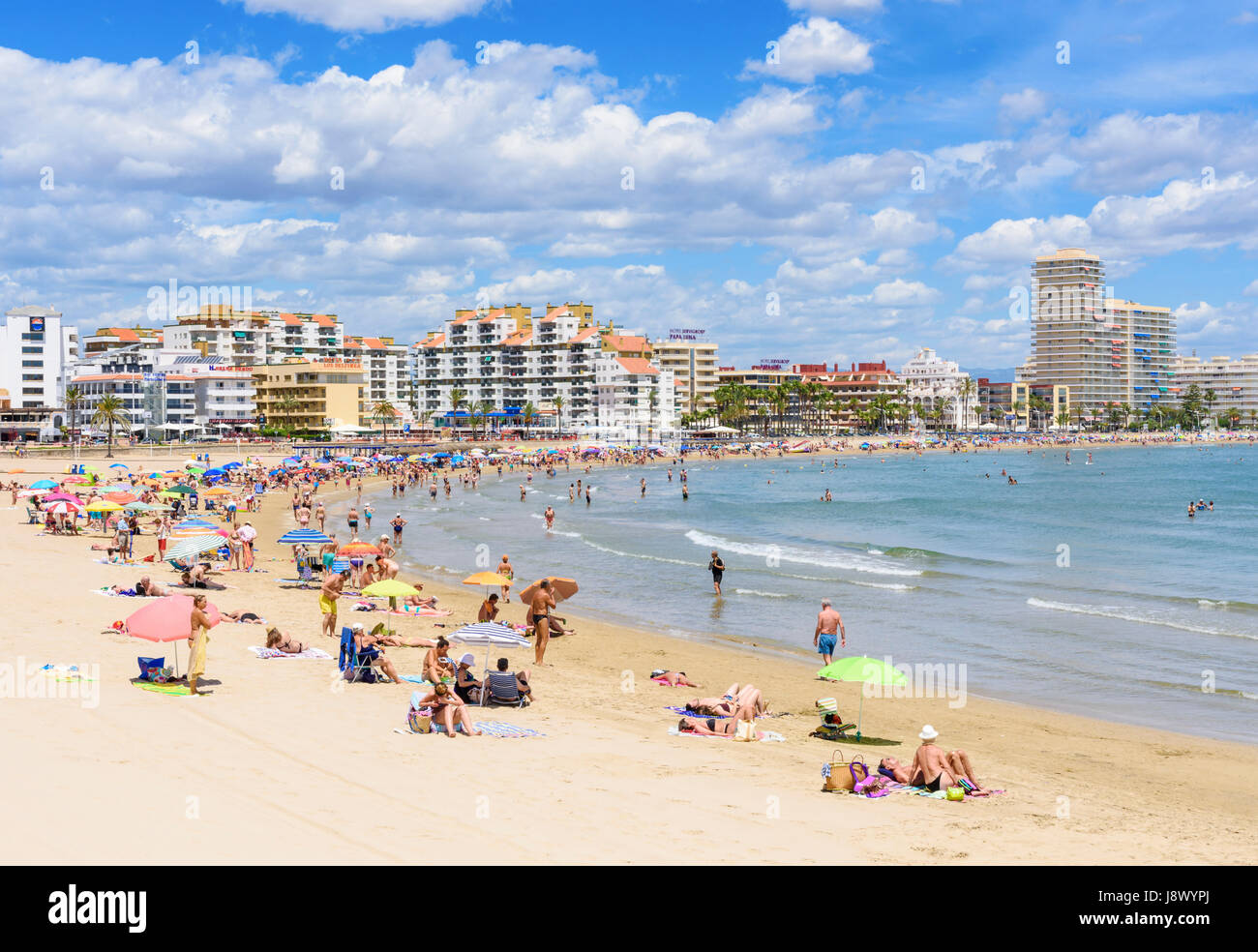 Spiaggia affollata di scena sul popolare morbida sabbia di Playa Norte, Peniscola, Spagna Foto Stock