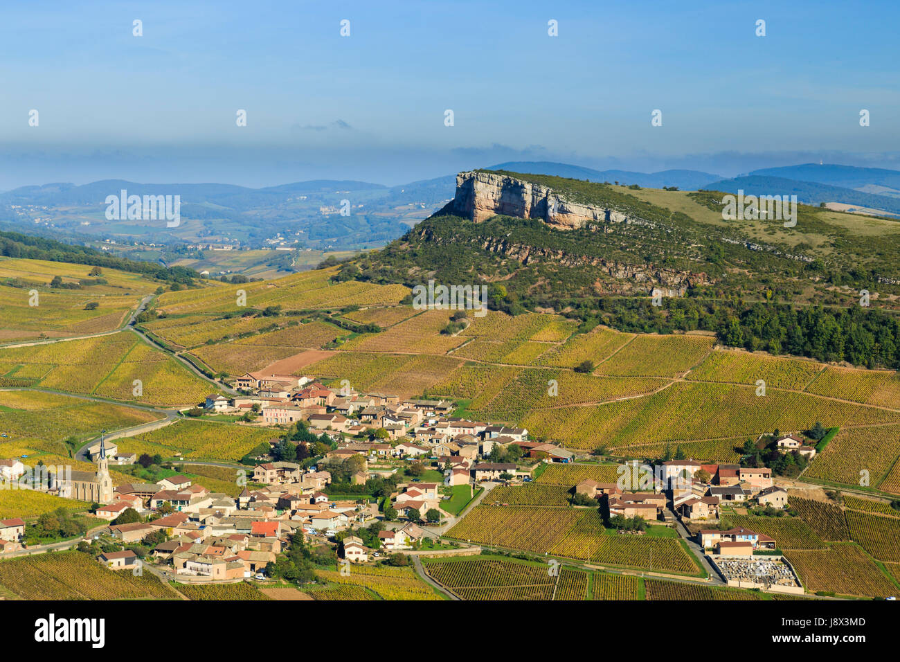 Francia, Saone et Loire, Vergisson, il villaggio e Rocca di Vergisson dietro Foto Stock