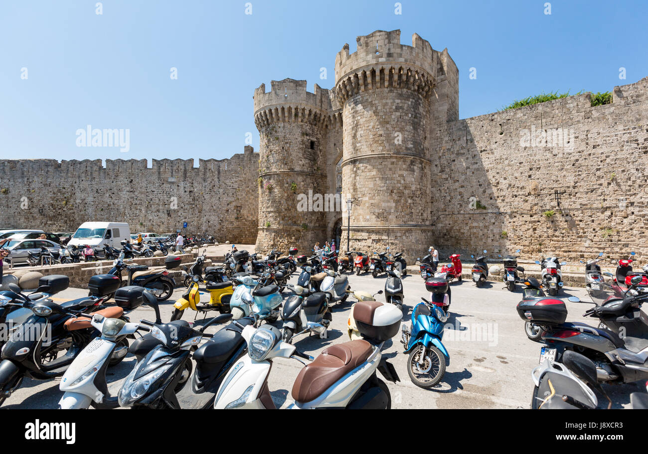 RHODES, Grecia - 13 Giugno 2015 :- parcheggio a Marino Gate (Sea Gate), parte delle fortificazioni della città vecchia di Rodi, Grecia. Foto Stock