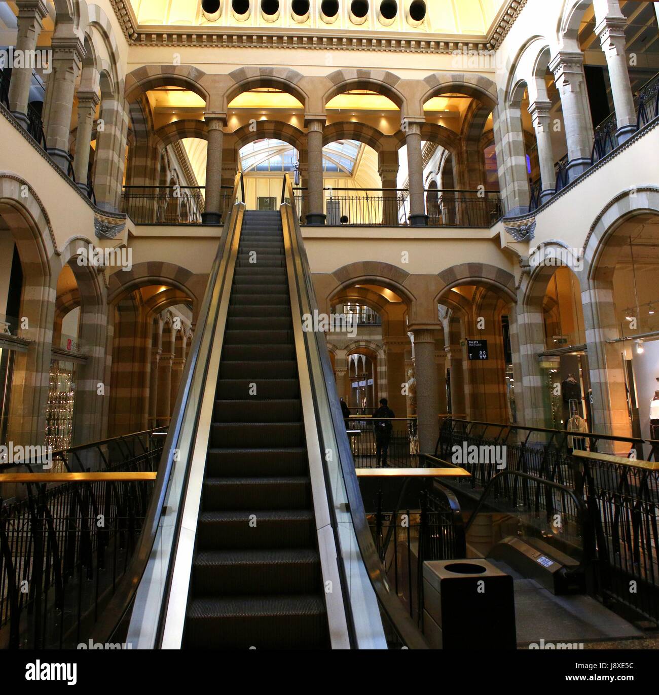 Scale mobili nel tardo XIX secolo Neo Gothic Magna Plaza Shopping Mall a Nieuwezijds Voorburgwal, Amsterdam, Paesi Bassi. (Maglia di 2 immagini). Foto Stock