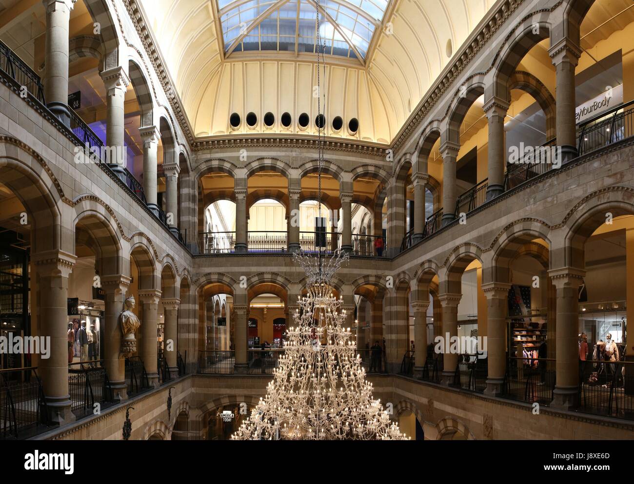 Interno del tardo XIX secolo Neo Gothic Magna Plaza Shopping Mall a Nieuwezijds Voorburgwal, Amsterdam, Paesi Bassi. (Maglia di 2 immagini). Foto Stock