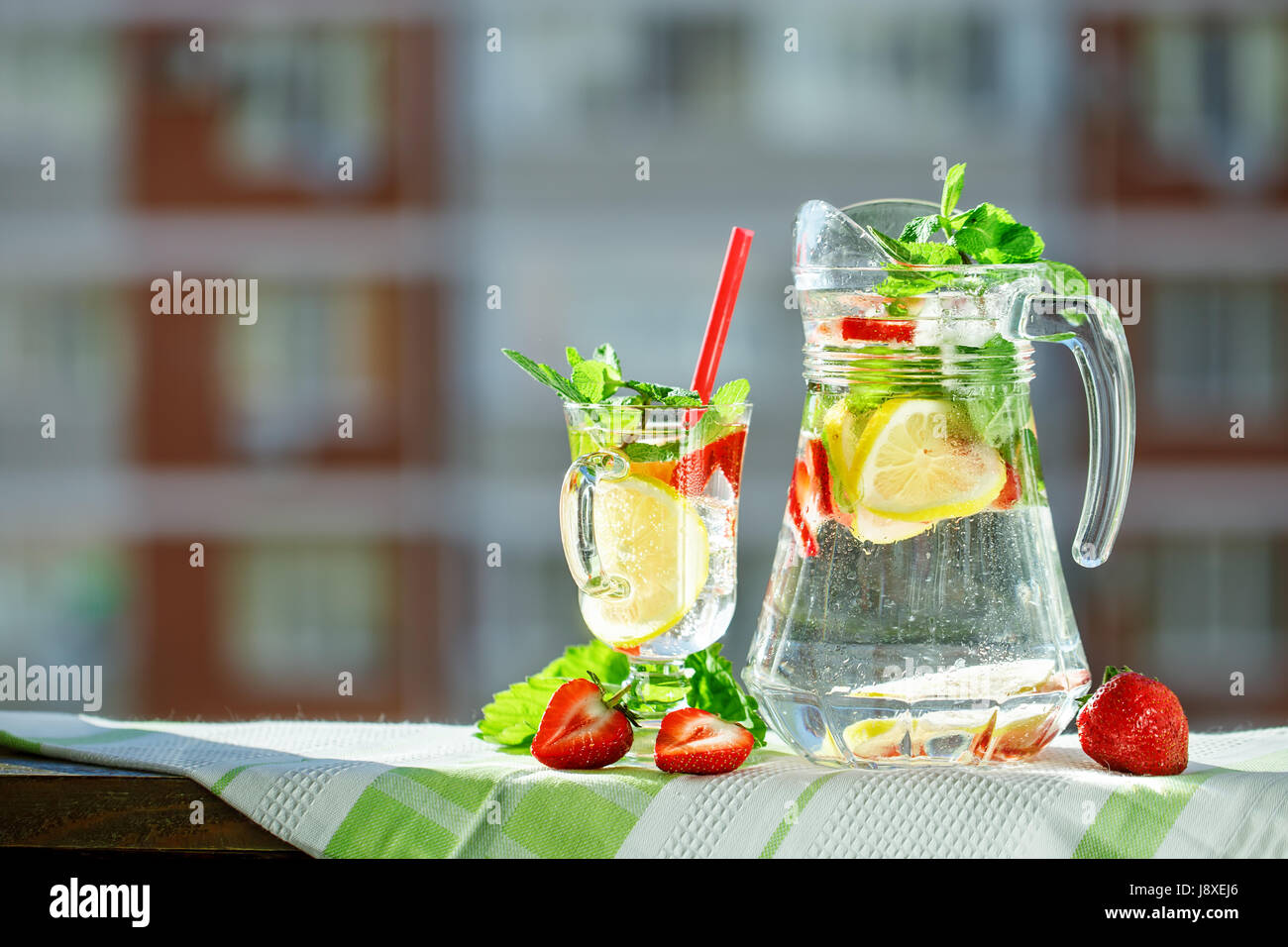 Estate fresca bibita salutare con limone e fragole con ghiaccio Foto stock  - Alamy