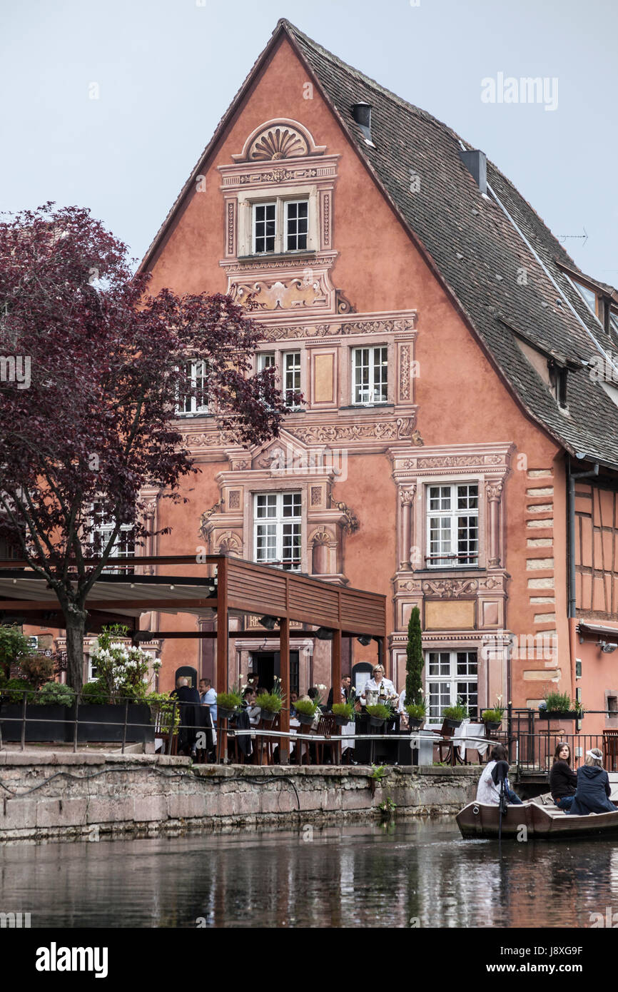 JY's Restaurant, Colmar, Francia. 1750s building con la tecnica del trompe d'oeil effetto. Fiume Lauch. Petite Venise. Foto Stock