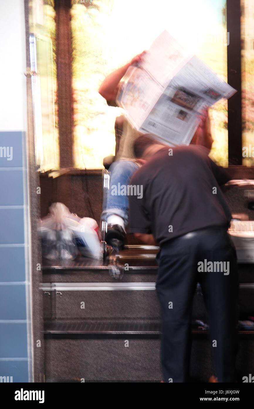 L'uomo bianco di lucidatura scarpe Servizio clienti scarpe polacco negli Stati Uniti Aeroporto Foto Stock