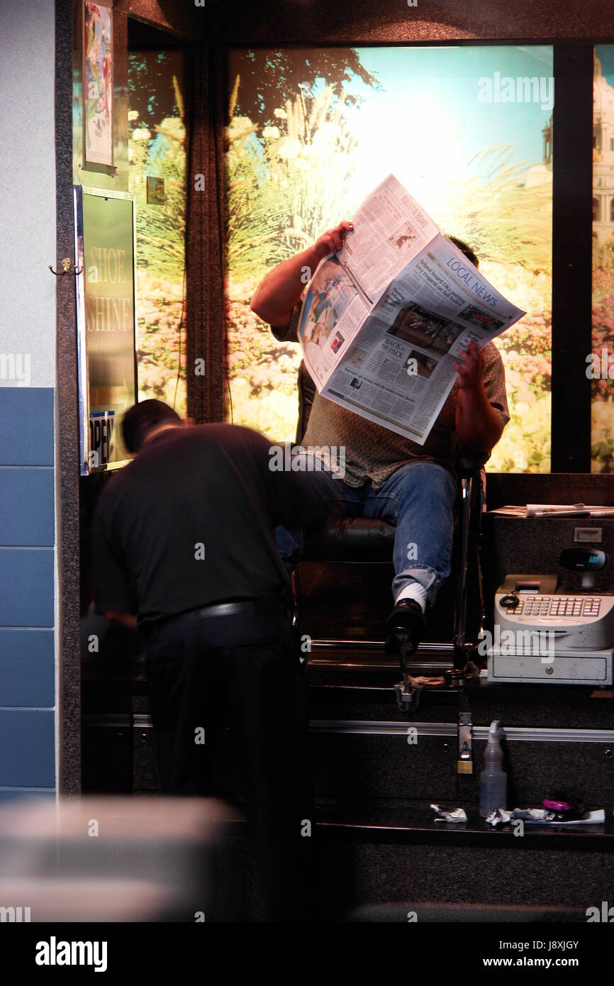 L'uomo bianco di lucidatura scarpe Servizio clienti scarpe polacco negli Stati Uniti Aeroporto Foto Stock