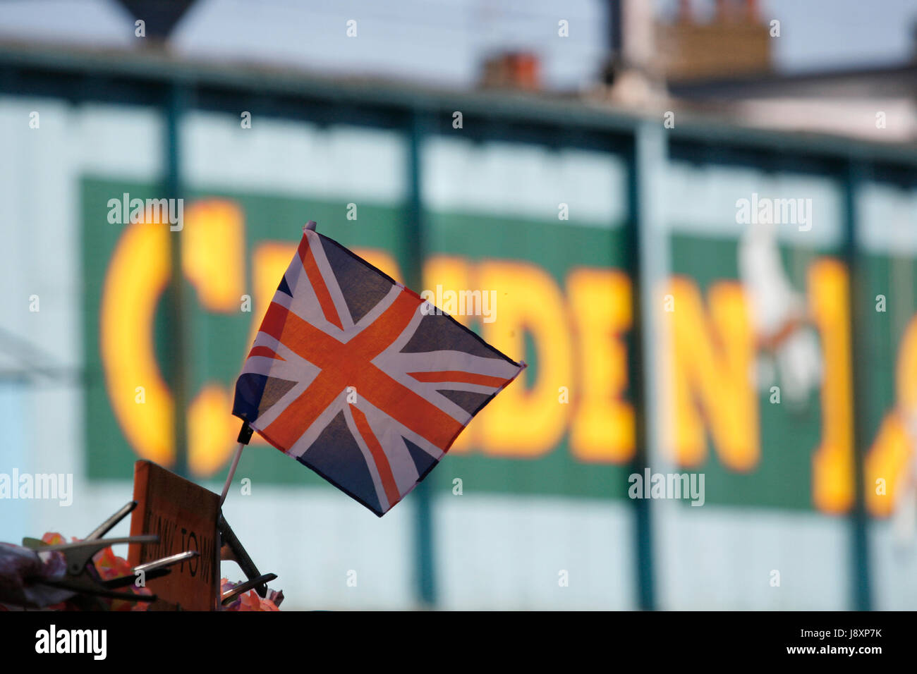 Camden Lock segno e Union Jack Flag visto dalla distanza Foto Stock