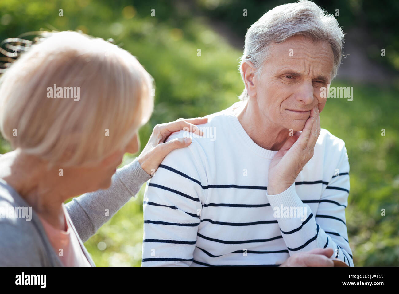 Premuto pensionato avente il mal di denti esterni Foto Stock