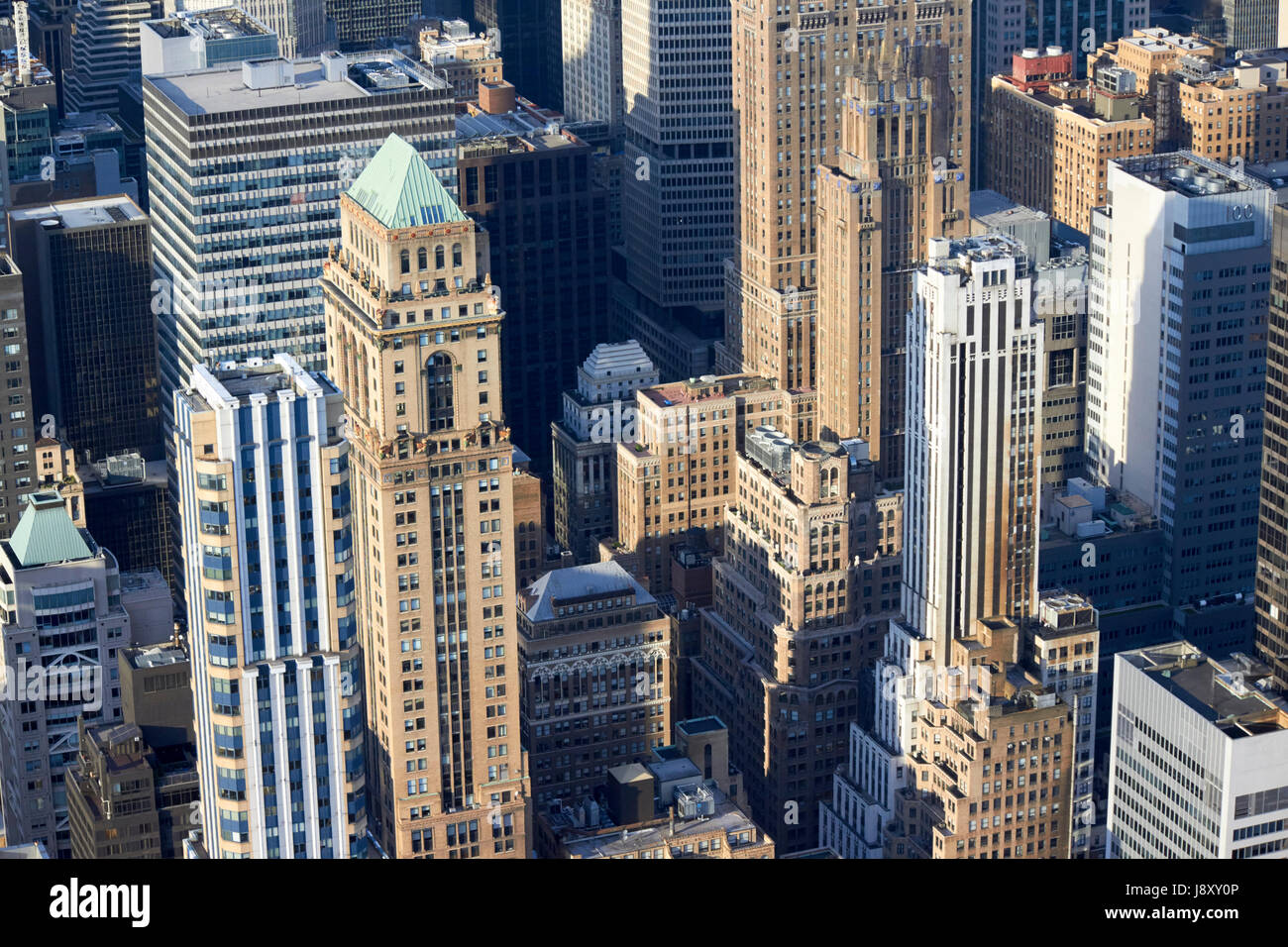Vista su era miscelata grattacieli di Manhattan a New York City USA compresi 425 Fifth Ave, edificio mercantile, johns mansville-building e lefc Foto Stock