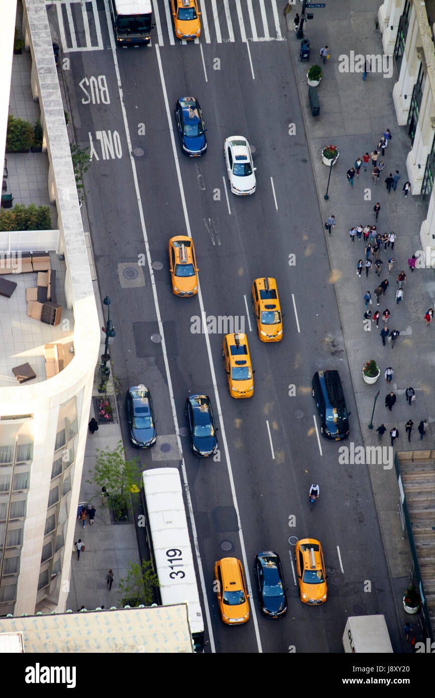 Antenna vista aerea guardando giù al traffico sulla Fifth Avenue di Manhattan a New York City USA Foto Stock