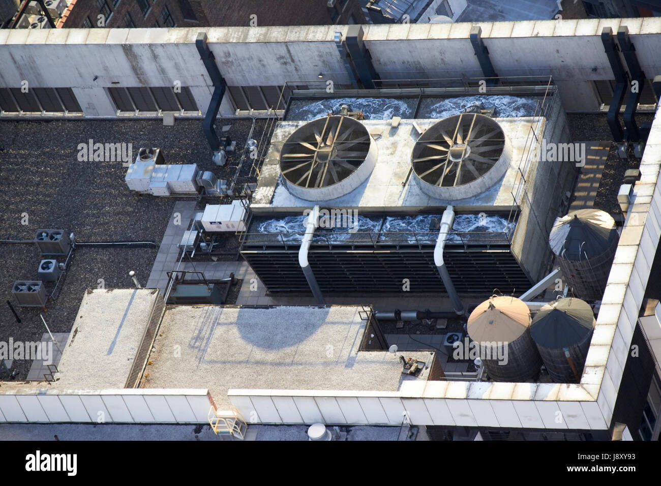 Grandi industriali sistema di aria condizionata e acqua in legno torri sulla sommità di edifici nel centro di Manhattan a New York City USA Foto Stock