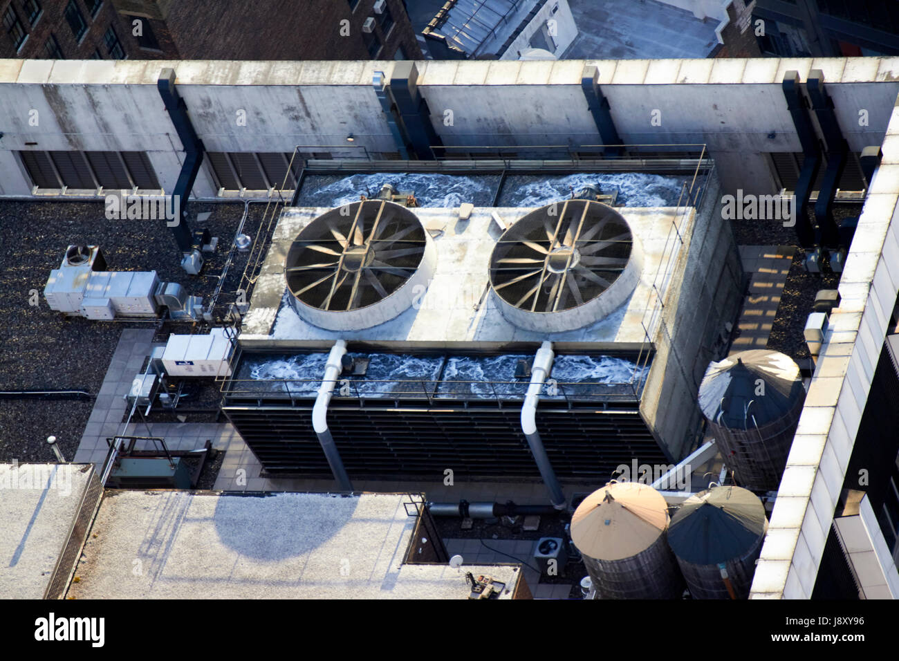 Grandi industriali sistema di aria condizionata e acqua in legno torri sulla sommità di edifici nel centro di Manhattan a New York City USA Foto Stock