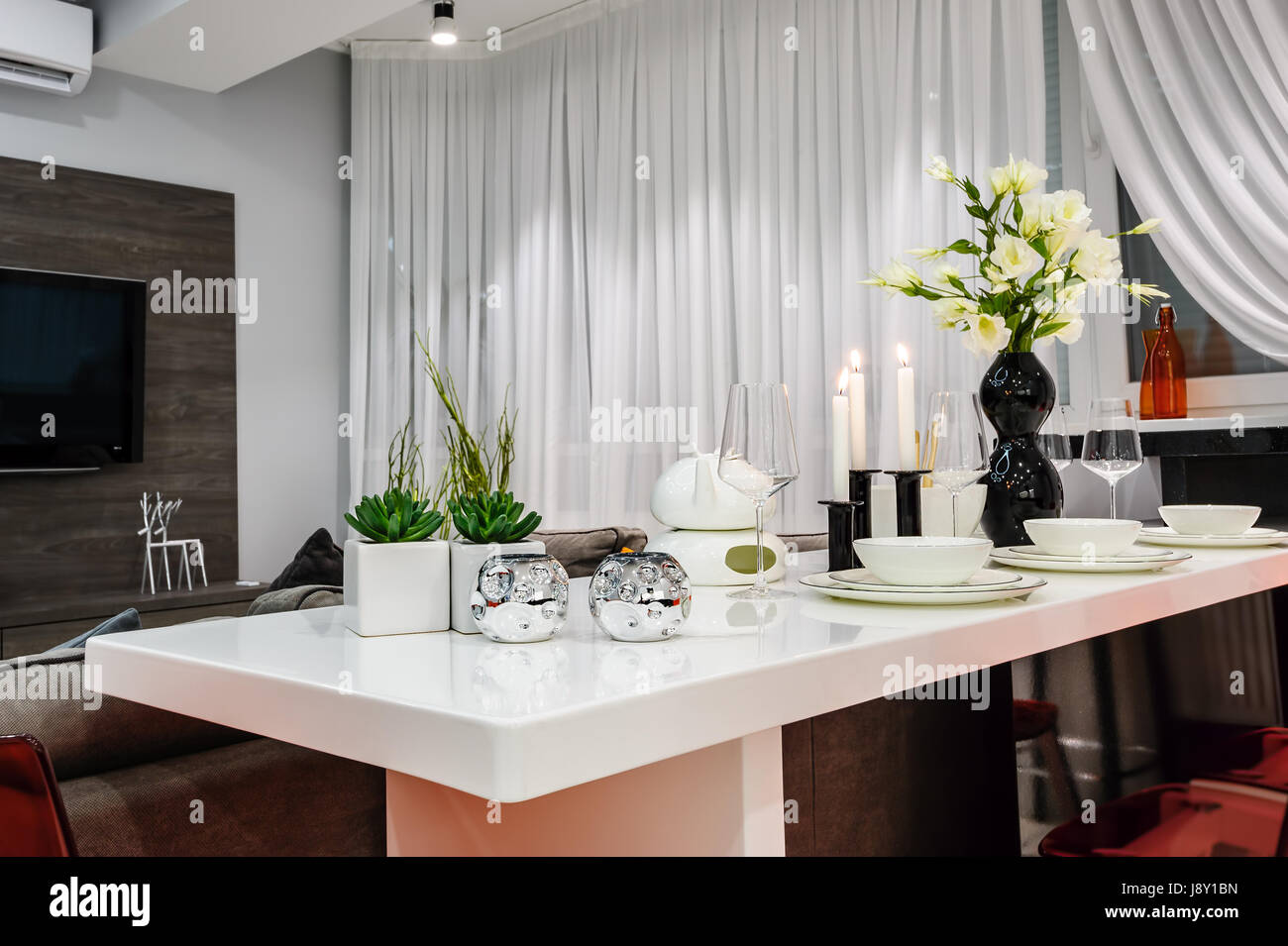 Moderno e di colore bianco set da pranzo nella lussuosa sala da pranzo Foto Stock