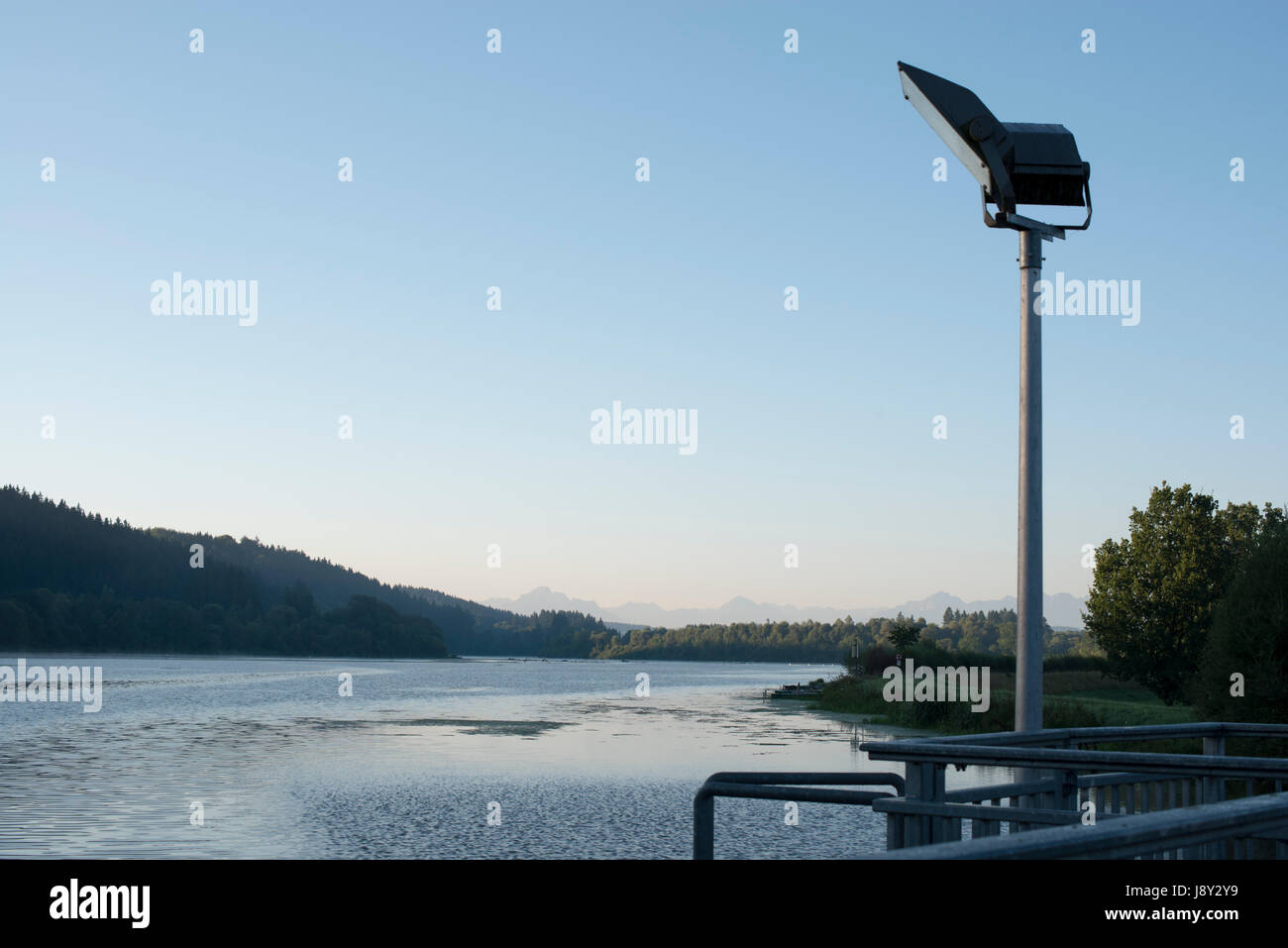 Morgens am Bachtelsee bei Kaufbeuren, Bayern, Deutschland. Bachtelsee vicino a Kaufbeuren nella luce del mattino, Baviera, Germania. Foto Stock