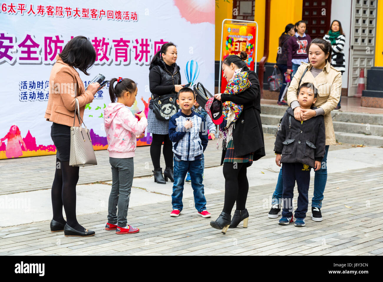 Guilin, Cina. Cinese di madri e bambini in visita il principe della città storica zona. Foto Stock