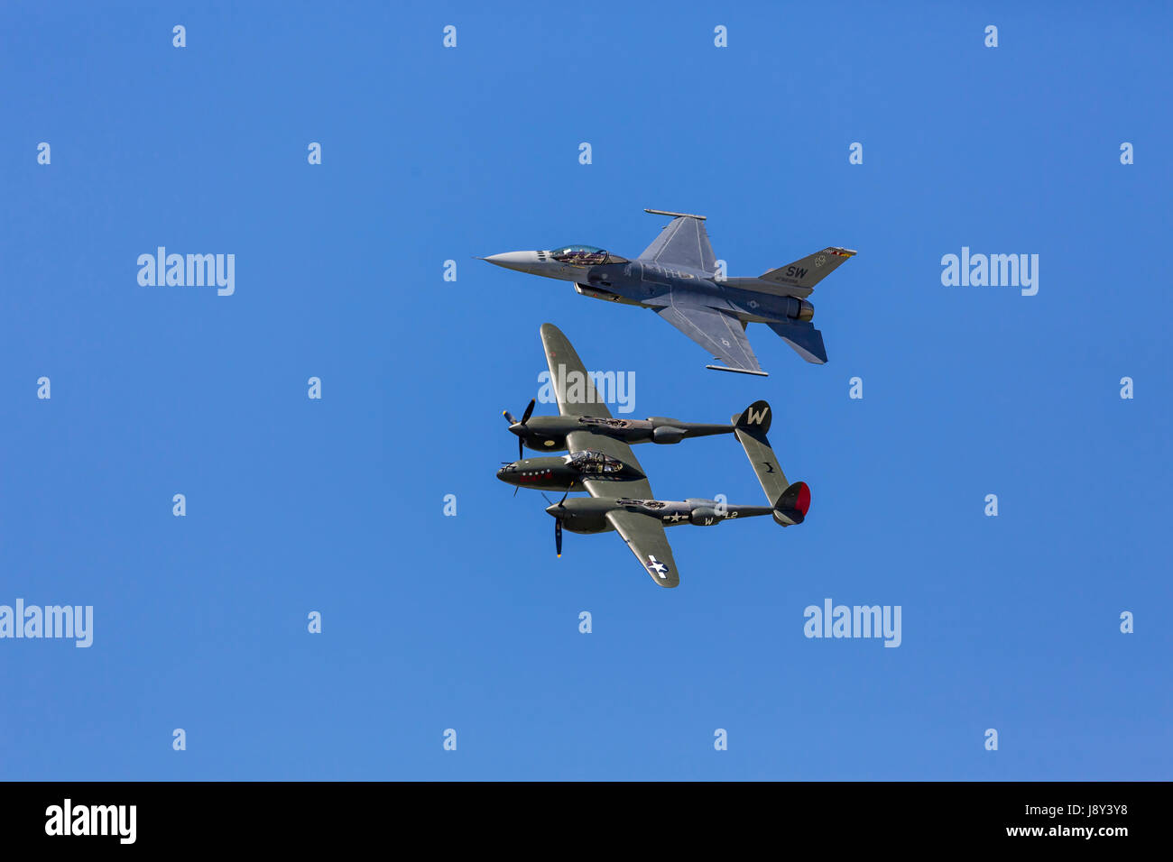 Eredità di volo - F-16 e Lockheed P-38 presso la Air National Guard in Airshow Sioux Falls, Dakota del Sud, Stati Uniti d'America. Foto Stock