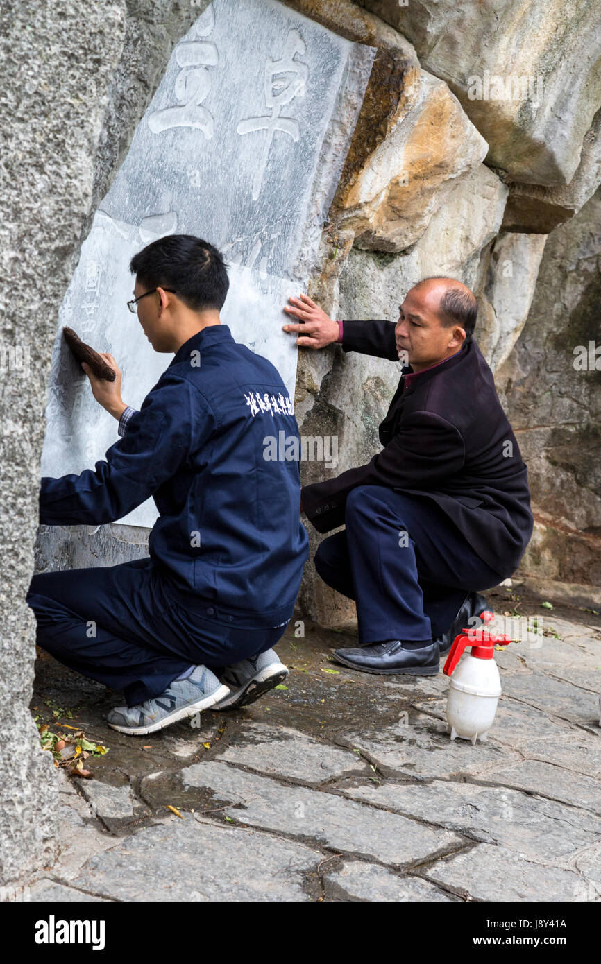 Guilin, Cina. Rendendo strisciamenti della calligrafia antica. Principe della città composto. Foto Stock