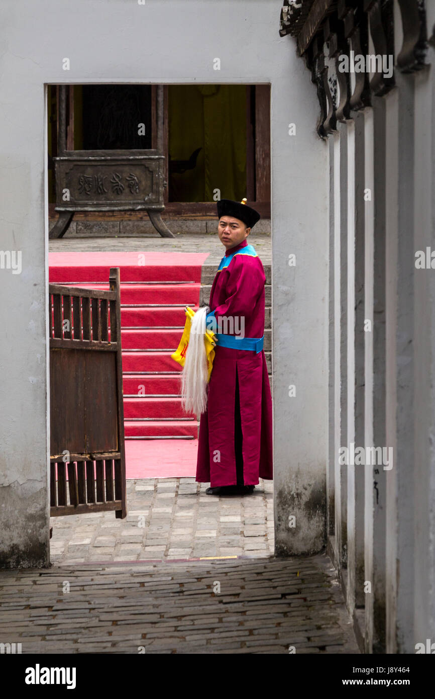 Guilin, Cina. La storia orale attori in costume della dinastia Qing funzionario del tribunale. Foto Stock