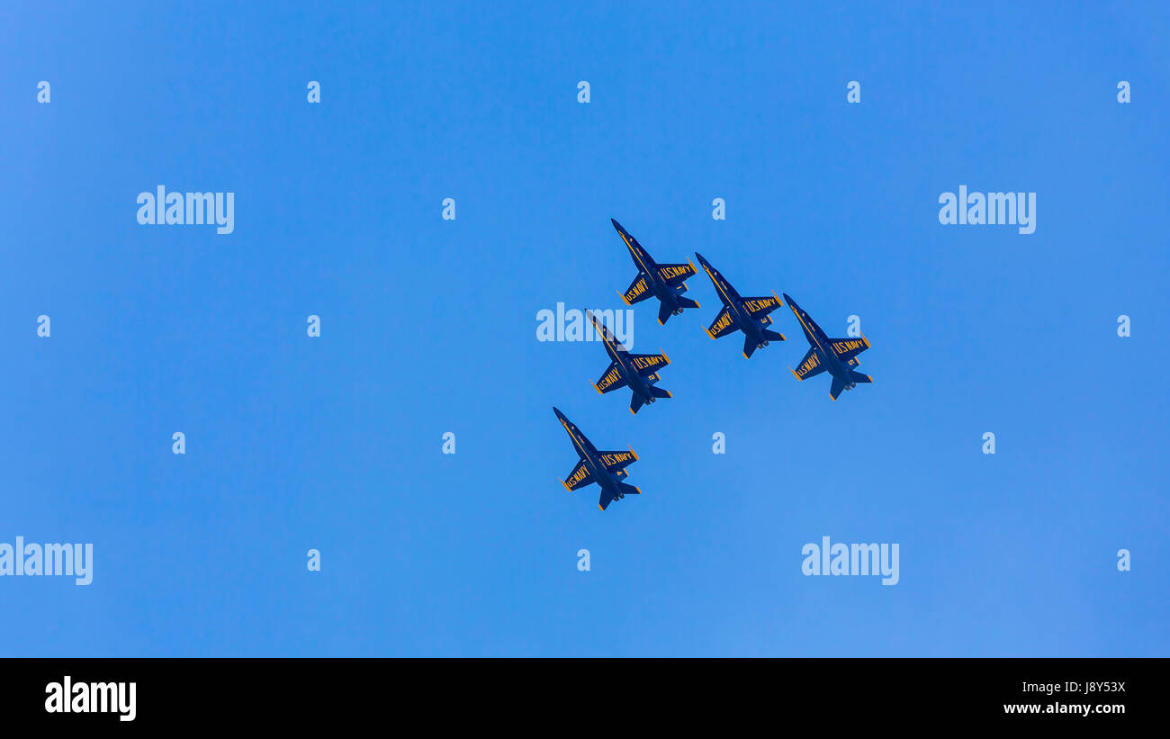 La US Navy Blue Angels, aria team acrobatico presso la Air National Guard in Airshow Sioux Falls, Dakota del Sud, Stati Uniti d'America. Foto Stock