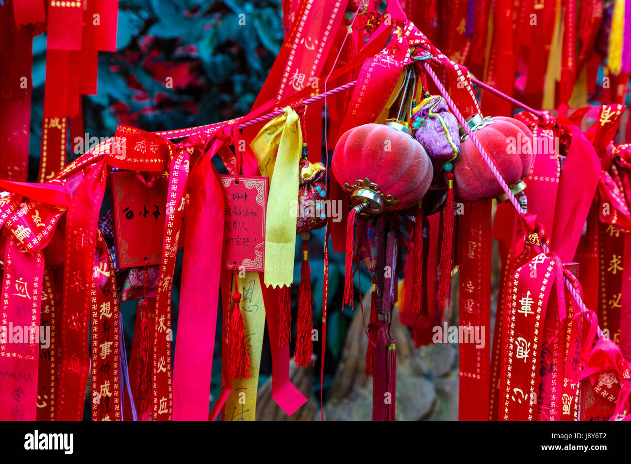 Guilin, Cina. Elephant Trunk Hill Park. Nastri rosso appeso a un albero, chiedendo un augurio per il nuovo anno. Foto Stock