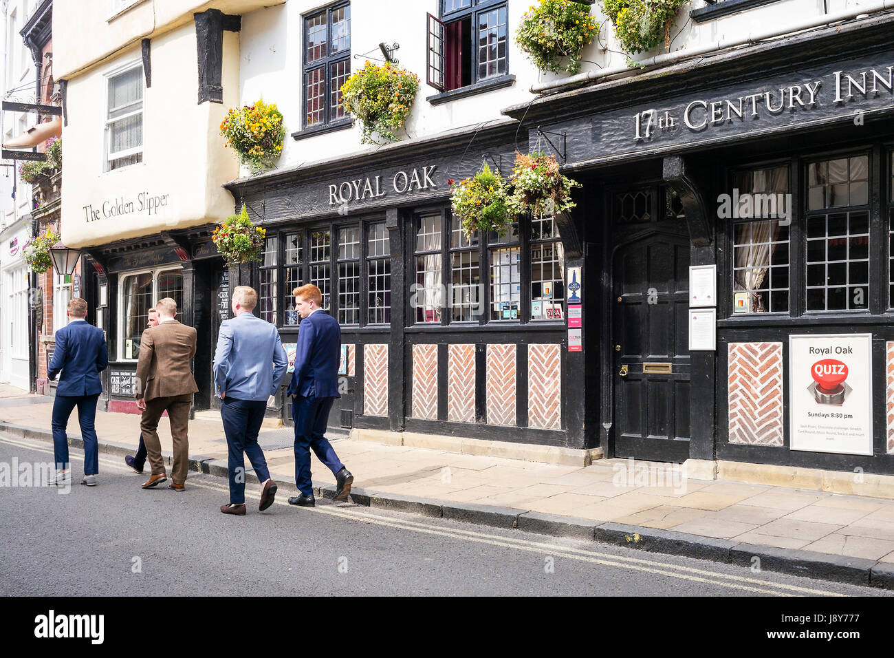 Cinque giovanotti oltrepassando la "Royal Oak' pub in Goodramgate, città di York, Regno Unito Foto Stock