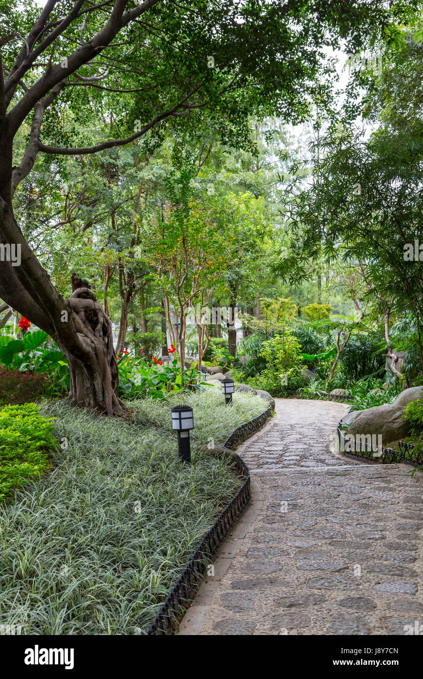 Guilin, Cina. La passerella e giardini che conducono a Shan (FIR) Lago. Foto Stock