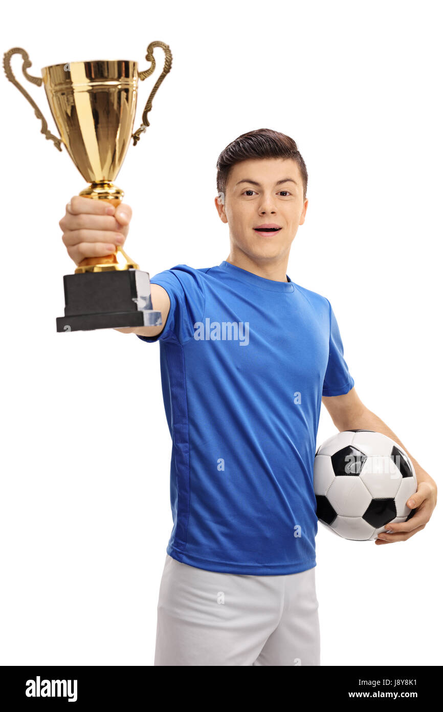 Teenage giocatore di calcio tenendo un oro del trofeo e un isolato di calcio su sfondo bianco Foto Stock