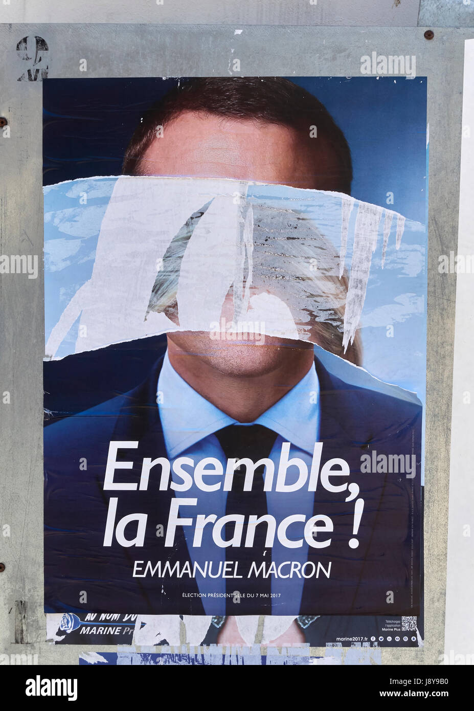 Ritratto di Emmanuel Macron in un volantino elettorale vandalizzato e sfigurato da vandali durante le elezioni presidenziali francesi in Francia Foto Stock