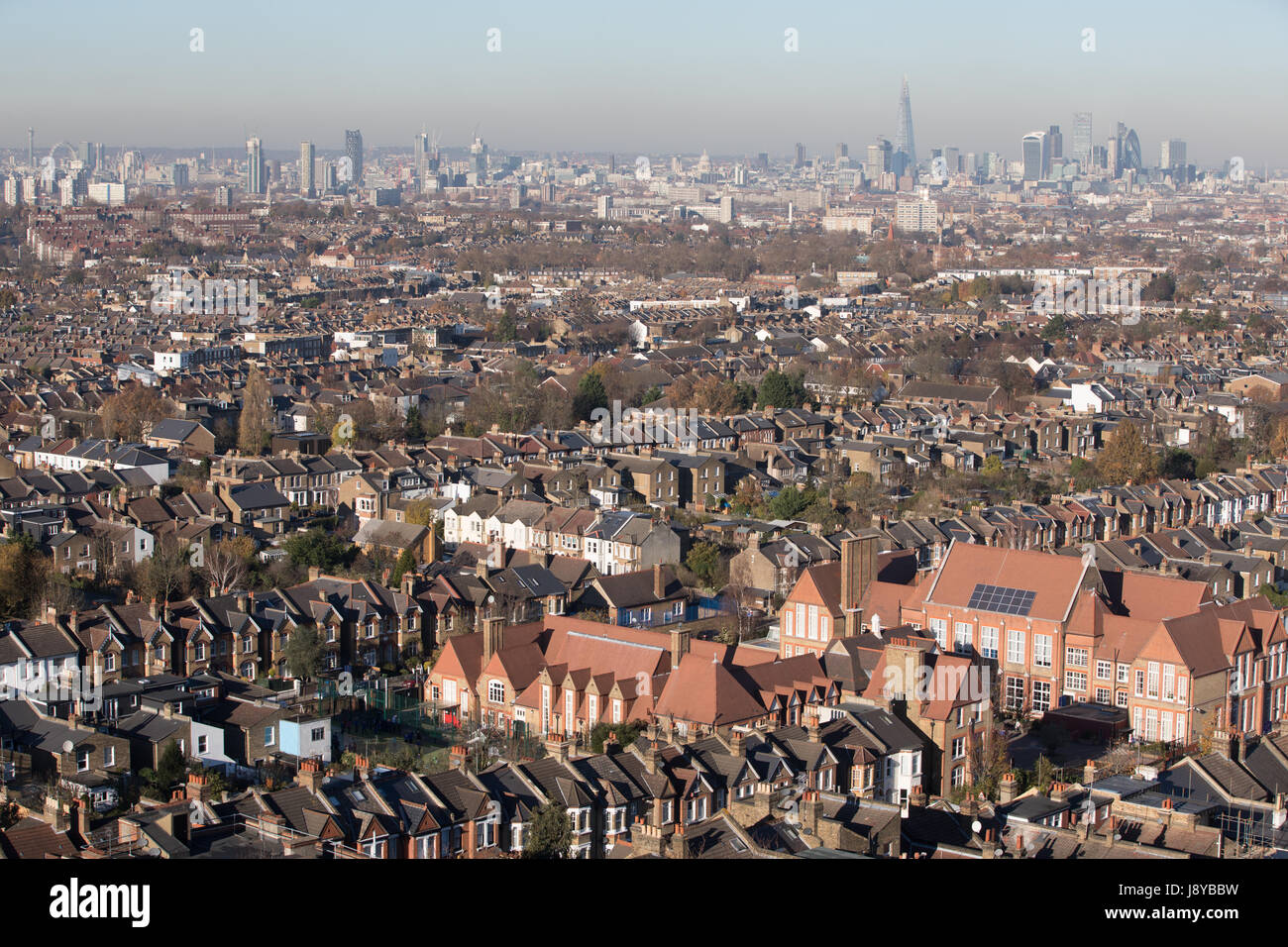 Londra vista guardando a nord con la città di Londra in background. Lo smog inquinamento giorno alta Foto Stock