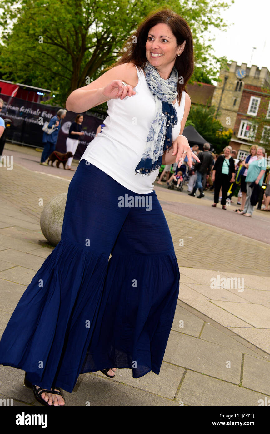 Donna salsa dancing a Petersfield Festival, il Quadrato, Petersfield, Hampshire, Regno Unito. Foto Stock