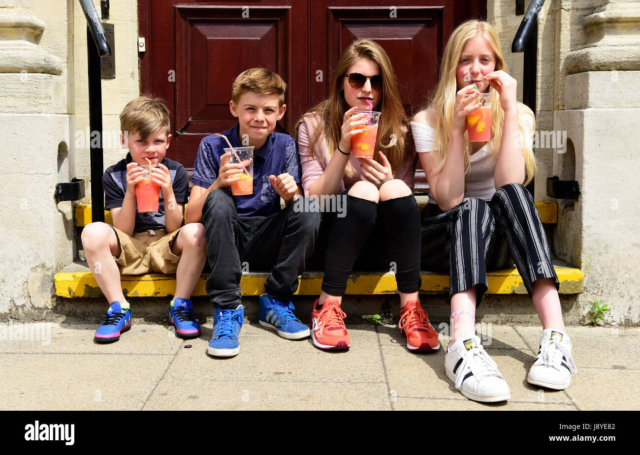 Giovani godendo di anguria limonata durante il Festival di Petersfield, Petersfield, Hampshire, Regno Unito. 28.05.2017. Foto Stock