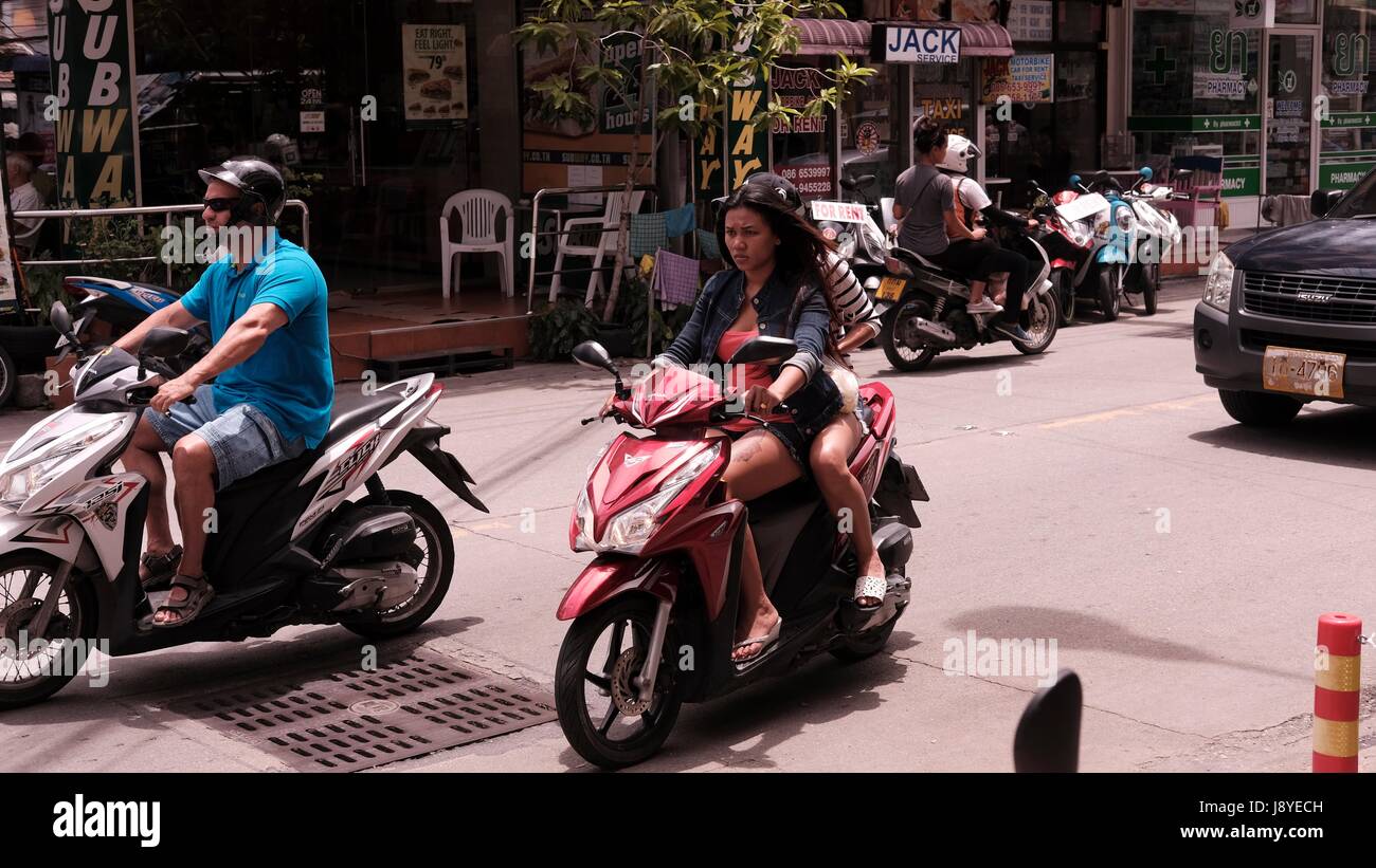 Moto nel traffico al Soi Buakhao e Soi Diana Pattaya Thailandia più pericoloso incrocio in un cupo giorno nuvoloso Foto Stock