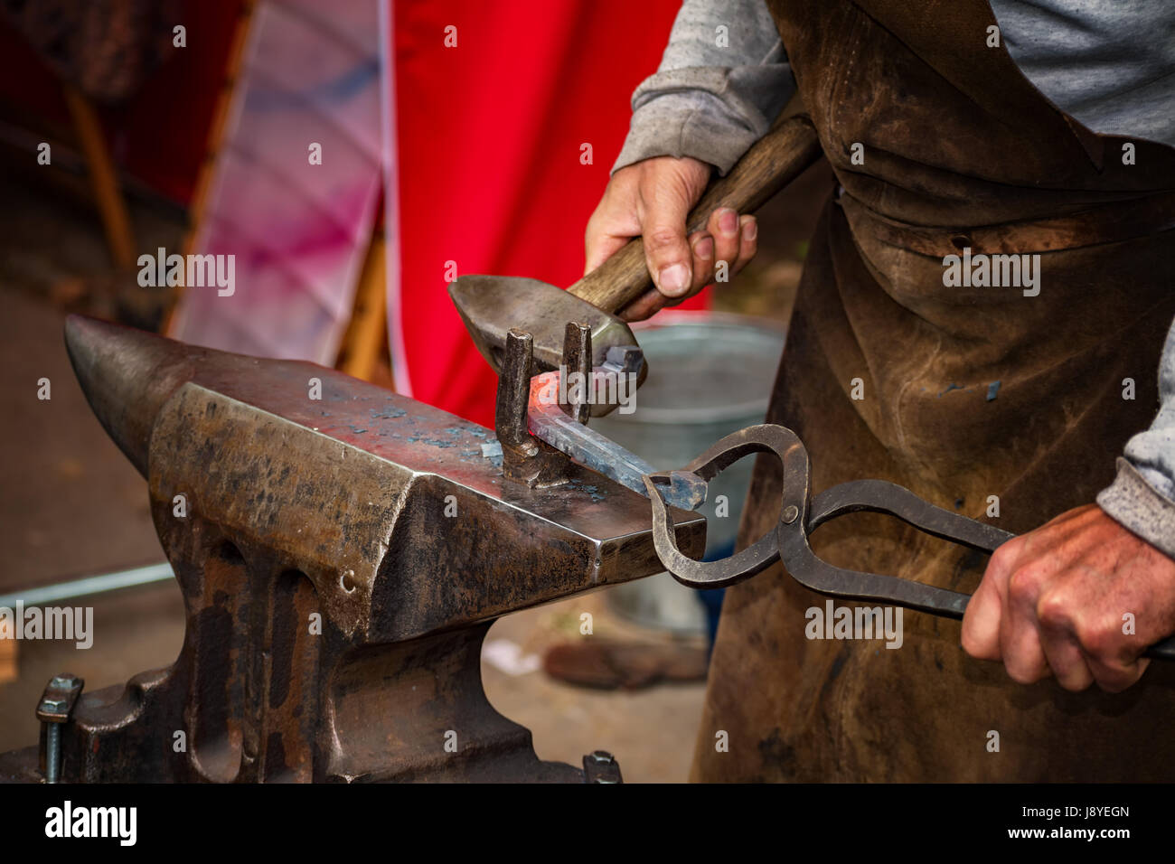 Fabbro, antica fucina e fabbro strumenti - arte folcloristica Foto Stock