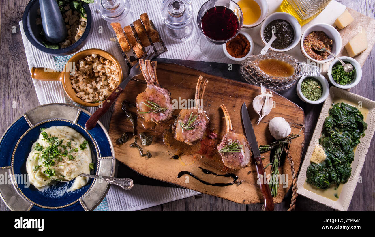 Vista dall'alto in basso di un delizioso coniate carré di agnello con spinaci e purè di patate Foto Stock