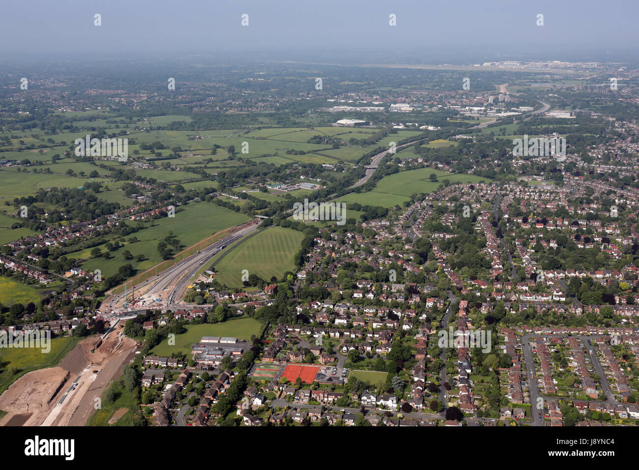 Vista aerea del nuovo aeroporto di Manchester link road nel Cheshire, Regno Unito Foto Stock