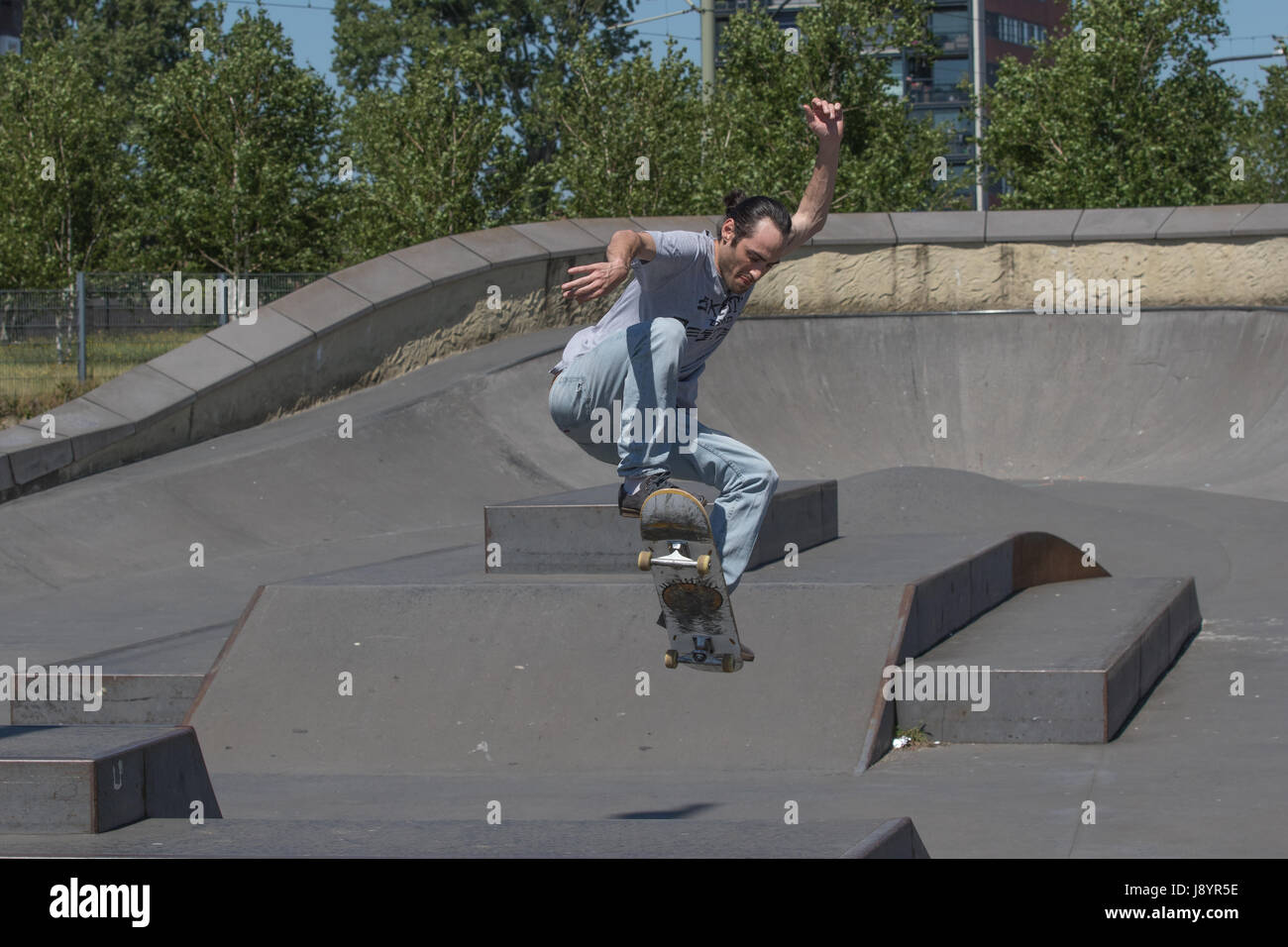 Un guidatore di skateboard saltare da unaltezza massima in aria Foto Stock