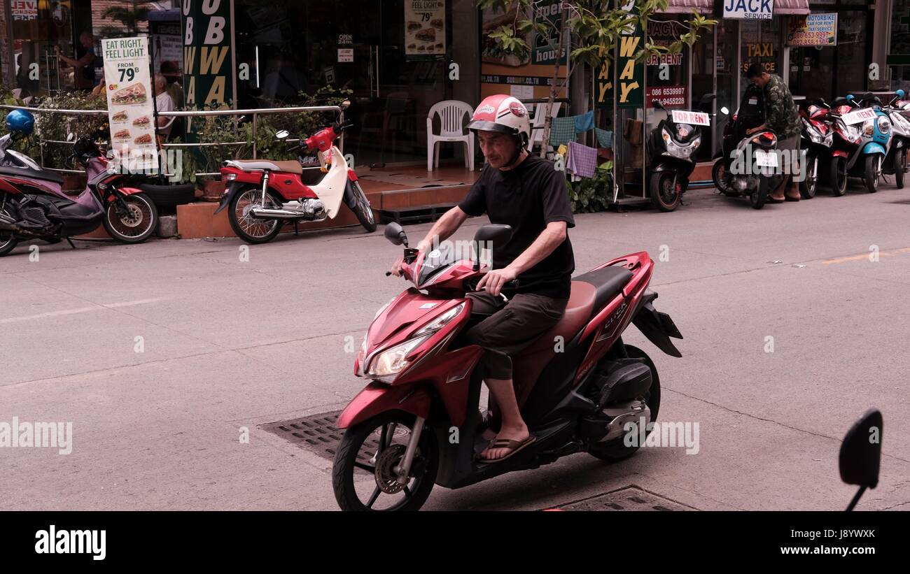 Moto nel traffico al Soi Buakhao e Soi Diana Pattaya Thailandia più pericoloso incrocio in un cupo giorno nuvoloso Foto Stock