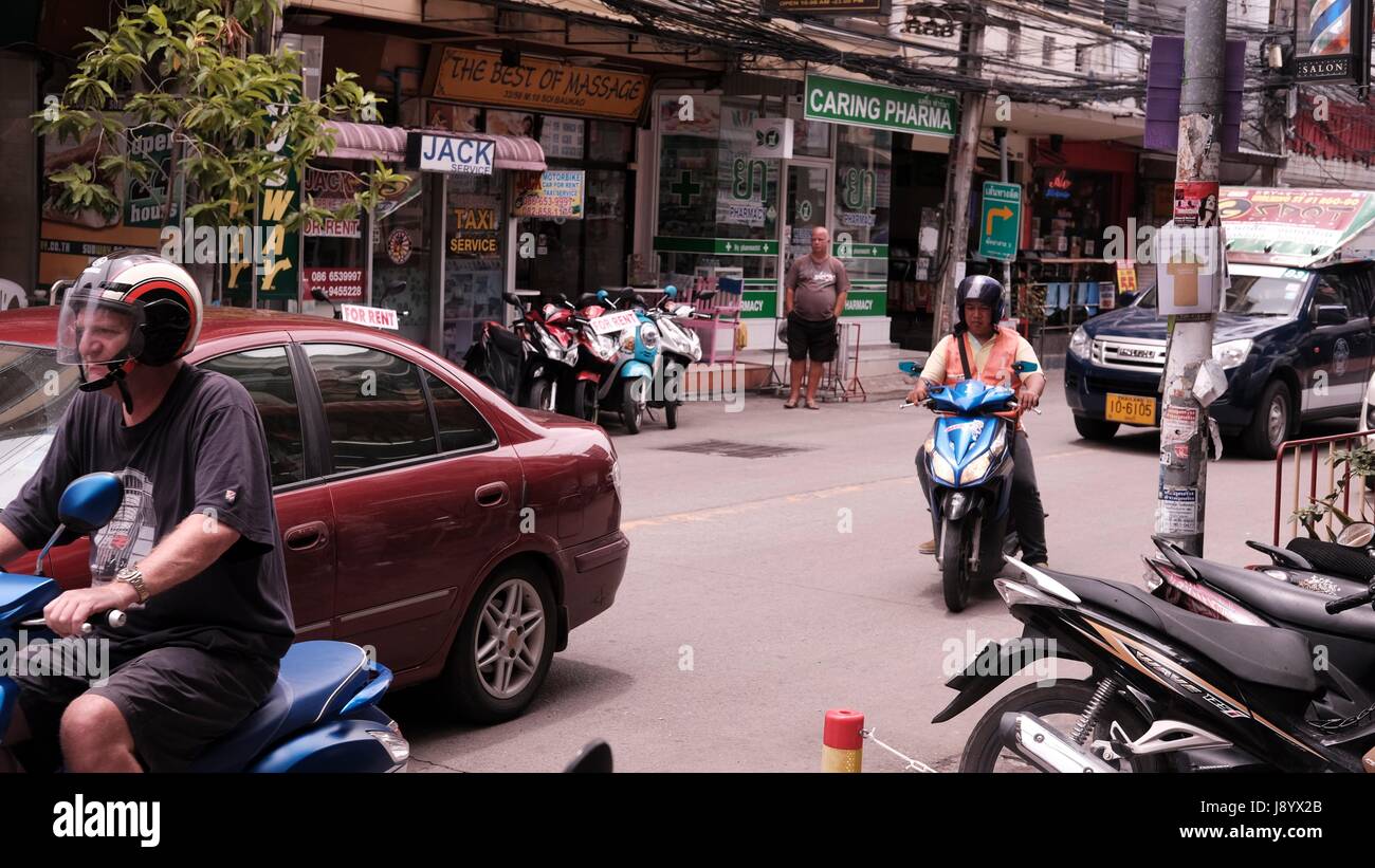Moto nel traffico al Soi Buakhao e Soi Diana Pattaya Thailandia più pericoloso incrocio in un cupo giorno nuvoloso Foto Stock