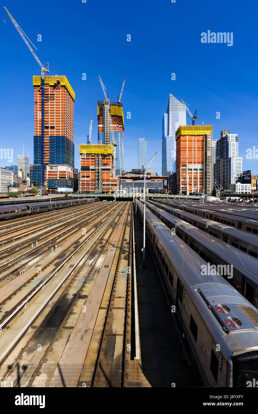 L'Hudson Yards sito in costruzione con binari ferroviari (2017). Midtown Manhattan, New York City Foto Stock