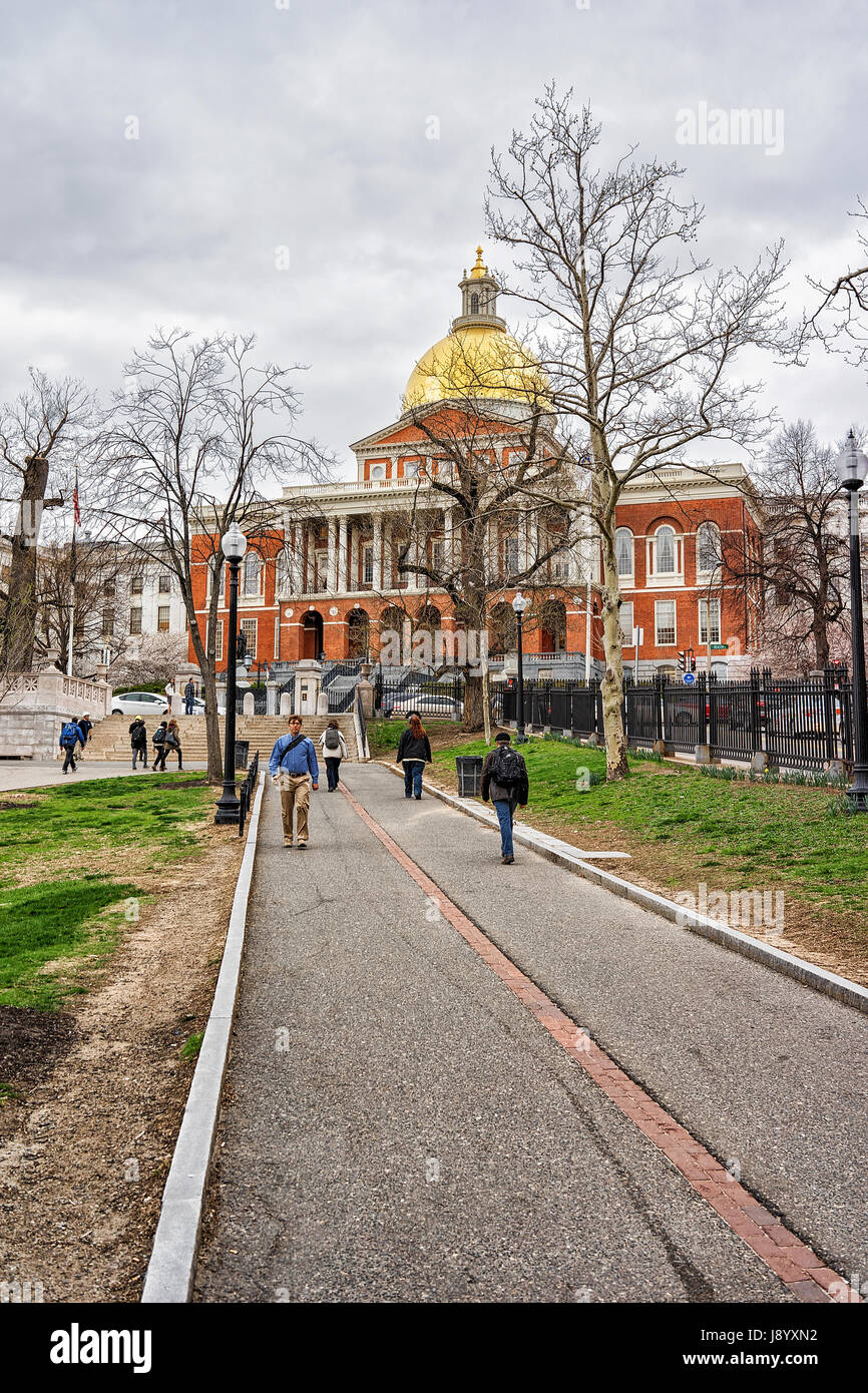 Boston, Stati Uniti d'America - 28 Aprile 2015: persone alla libreria dello stato del Massachusetts a Boston Common parco pubblico nel centro cittadino di Boston, MA, Stati Uniti. Persone su t Foto Stock