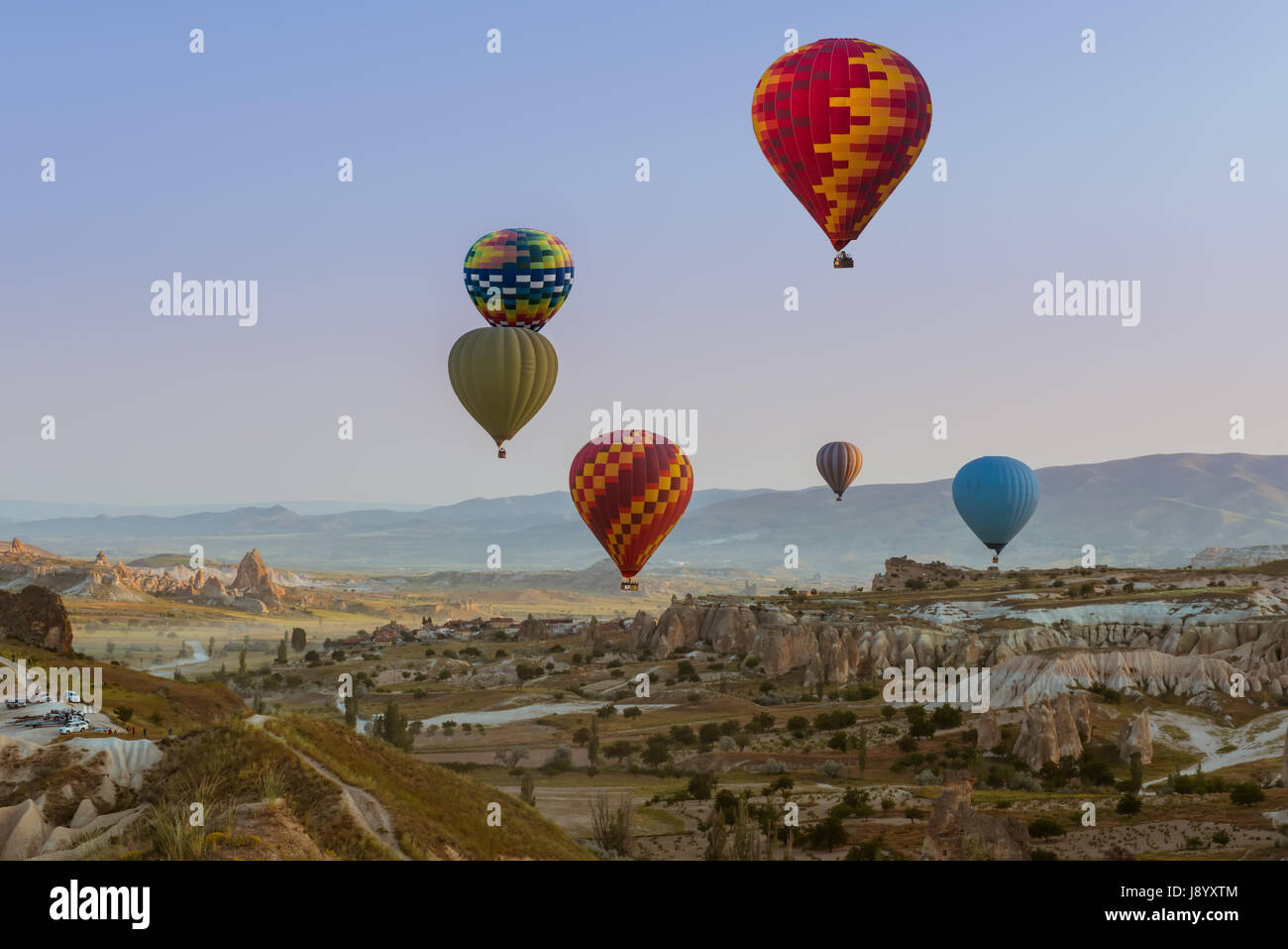 Mongolfiera volando sopra la regione Cappadocia, Turchia Foto Stock