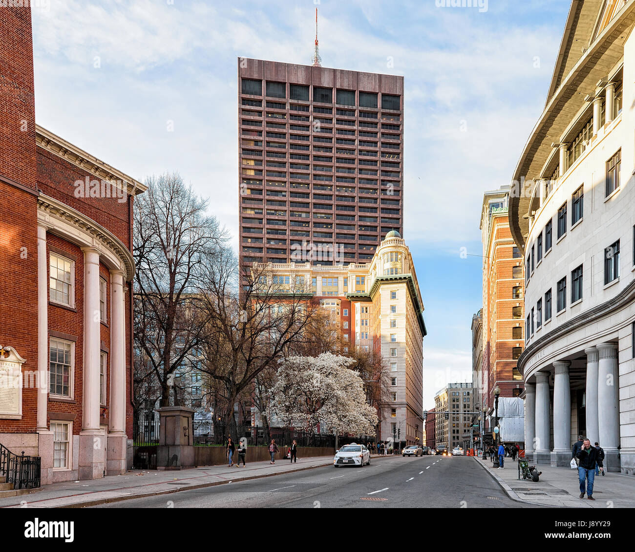 Boston, Stati Uniti d'America - 29 Aprile 2015: grattacieli in Tremont Street nel centro cittadino di Boston, MA, USA. Persone sullo sfondo Foto Stock