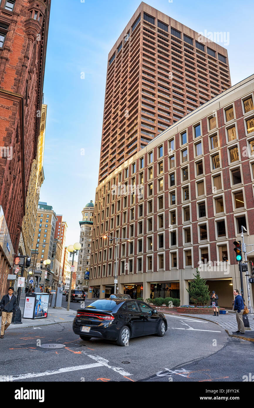 Boston, Stati Uniti d'America - 29 Aprile 2015: grattacieli su Tremont Street nel centro cittadino di Boston, MA, USA. Persone sullo sfondo Foto Stock