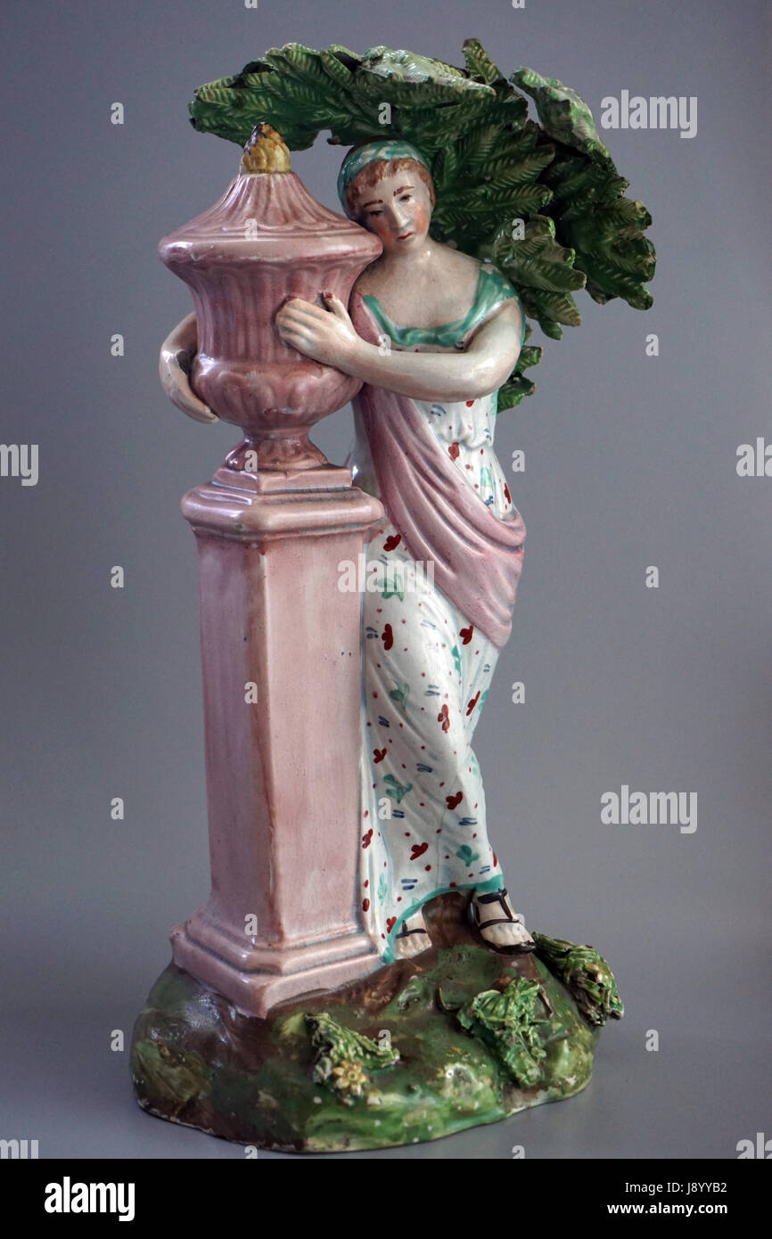 Antique Staffordshire Pearlware ceramica figura di Charlotte presso la tomba Foto Stock