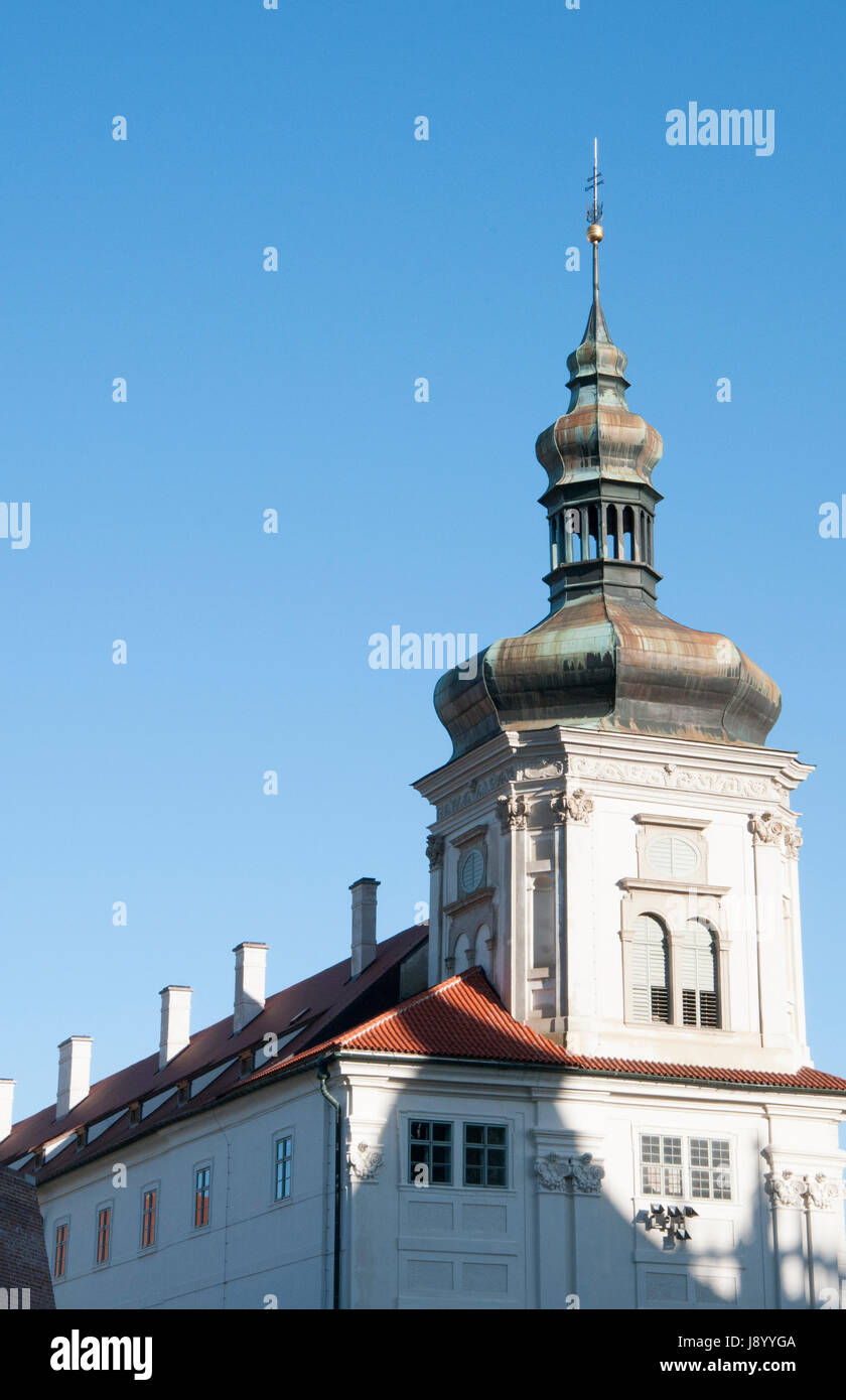 Cupola o guglia su edificio nella città di Kutna Hora nella Repubblica Ceca Foto Stock